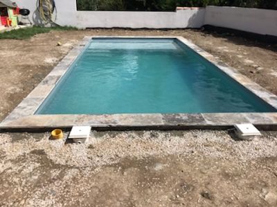 coque polyester modèle NOUMEA avec plage immergée- FERRE PISCINES Allauch