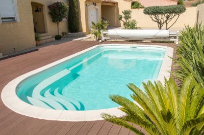 Piscine coque polyester blanche avec margelles aux formes arrondies JAMAIQUE-Ferré Piscines Bouches du rhône 13