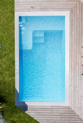 Piscine coque 10m2 avec plage  