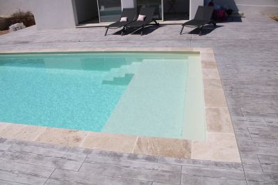 Piscine coque avec plage design, modèle NOUMEA - France Piscines Composite - FERRE PISCINES à Marseille