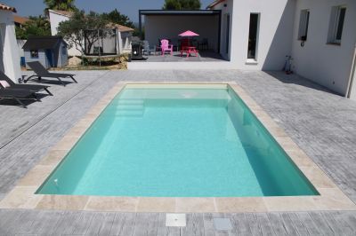 piscine coque moderne angle droit plage immergée- FERRE PISCINES ALLAUCH