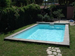 coque polyester avec pelouse synthétique autour Piscine  avec bloc filtrant proche de gemenos