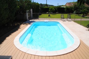 coque polyester fond plat forme arrondie avec terrasse bois- Ferré Piscines à Cassis
