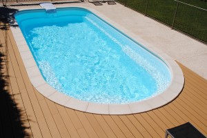 Coque monobloc blanche formes arrondies avec bloc filtrant FERRE PISCINES à Marseille