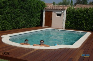 Coque polyester avec contour bois et escalier roman- Ferré Piscines proche de Marseille