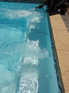 Piscine coque polyester MAYOTTE avec balnéo dans l'escalier réalisation FERRE PISCINES 13