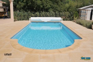 Piscine coque polyester bleu avec large escalier modèle HAWAI Ferré piscines proche de gemenos