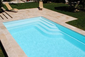 Travertin autour de piscine 8x4 modèle  FEROE - Ferré Piscines