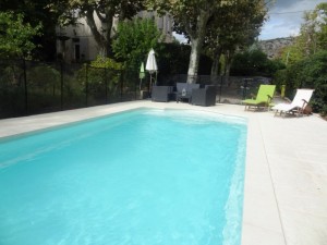 Piscine coque polyester rectangulaire plus de 8m de long- Ferré Piscines proche de Marseille