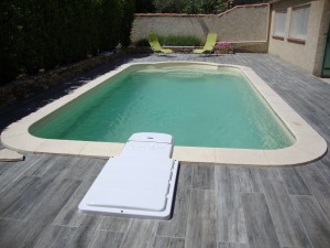 Piscine coque beige avec bloc filtrant Ferré Piscines