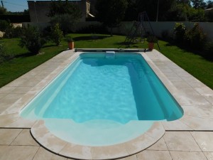 Grande piscine coque blanche 8x4 DECLIC850 Ferré Piscines à la bouilladisse