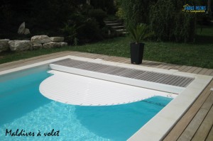 Piscine ave réserve de volet roulant en bois- Ferré Piscines proche de Marseile