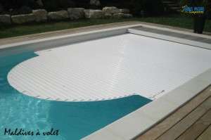 volet roulant caillebotis piscines avec escalier sortant- Ferré piscines Allauch 