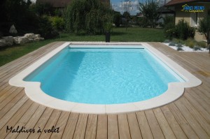 Piscine avec escalier roman et couverture auto Ferré Piscines proche d'aubagne