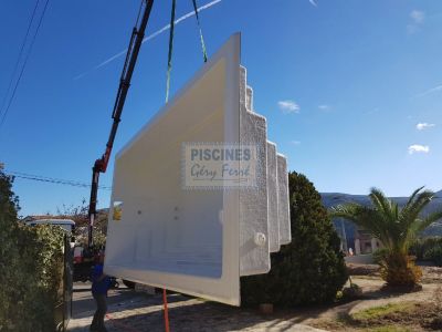 Livraison de piscine coque blanche- Ferré Piscines à Marseille