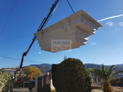 livraison avec grue de piscine coque polyester par Ferré Piscines à Allauch