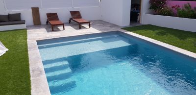coque polyester modèle NOUMEA avec plage immergée- FERRE PISCINES Allauch