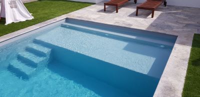 coque polyester modèle NOUMEA avec plage immergée- FERRE PISCINES Allauch