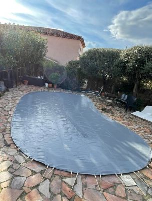 Installation d'une bâche d'hiver "skin freeze" sur forme haricot 