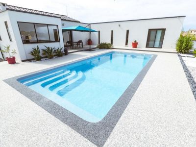 grande piscines coque design pas chère chez ferre piscines La ciotat 