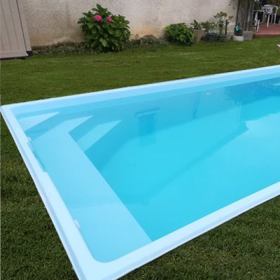 Piscine coque avec plage 
