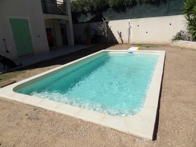 Installation coque polyester avec margelle Filtration à sable DECLIC 700- Ferré Piscines proche d'aubagne