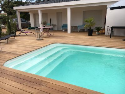 large escalieravec contour bois DECLIC800- Ferré Piscines à Peypin