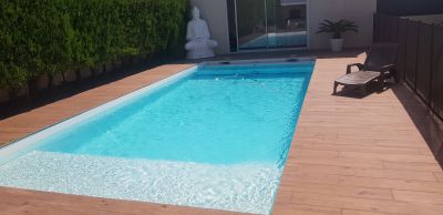 Coque piscine design avec plage , modèle TONGA - France Piscines Composite - FERRE PISCINES à Marseille