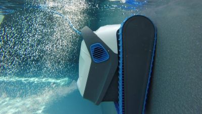 bon robot de piscines qui monte sur les parois chez ferre piscines Marseille