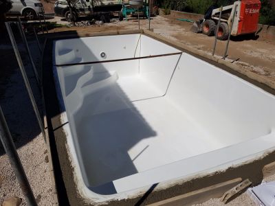 Coque polyester ovoide blanche avec dallage autour fond plat et banquette Harmony Jupiter  Ferre Piscines à Allauch