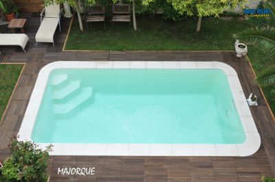 Petite piscine rectangulaire design, modèle MAJORQUE- France Piscines Composite - FERRE PISCINES à 13011 13013 MARSEILLE 