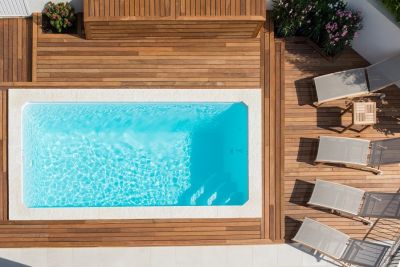 Petite piscine rectangulaire design, modèle MAJORQUE- France Piscines Composite - FERRE PISCINES à Cassis
