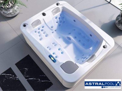 Jacuzzi " OCEAN 70 Astralpool chez Feerre piscines Marseille 