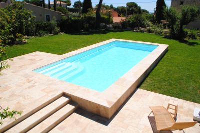 Piscine coque avec banquette Bornéo FERRE PISCINES marseille 8eme