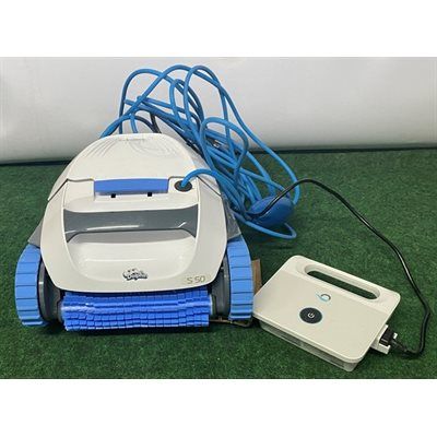 robot de piscine dolphin s50 près de Marseille chez FERRE PISCINES