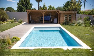 Coque piscine design avec plage , modèle TONGA - France Piscines Composite - FERRE PISCINES Bouche du Rhône